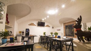 A cozy restaurant with a rustic interior, featuring arched ceilings, a coffee machine, and potted plants. - Bed & Breakfast Le Due G (Varese)
