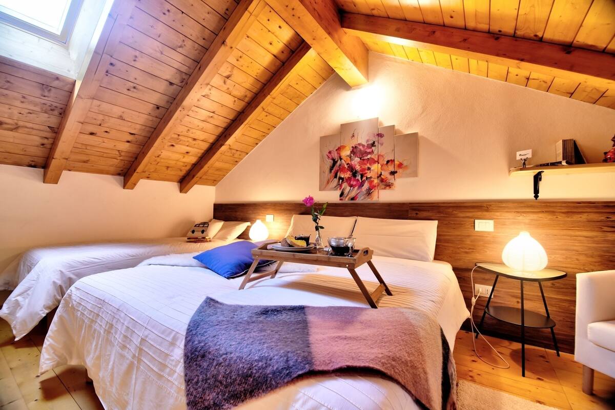 Quarto quádruplo família, sacada | Roupas de cama premium, edredons de pluma, camas com colchões pillow-top