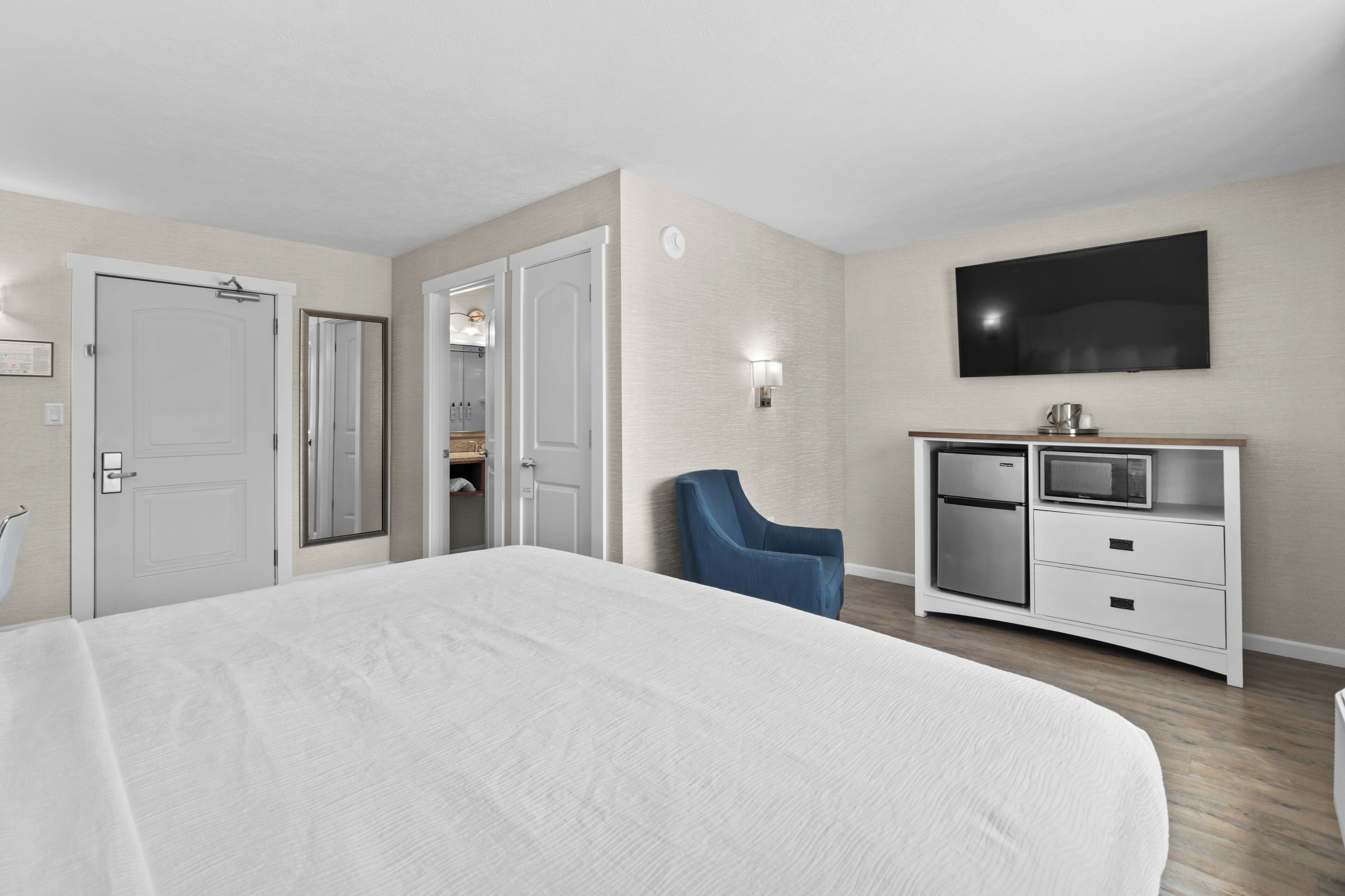 1 bedroom, desk, laptop workspace, blackout curtains