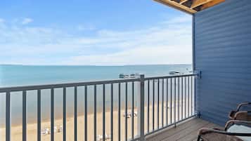 Un balcon avec vue sur la plage et l’océan.