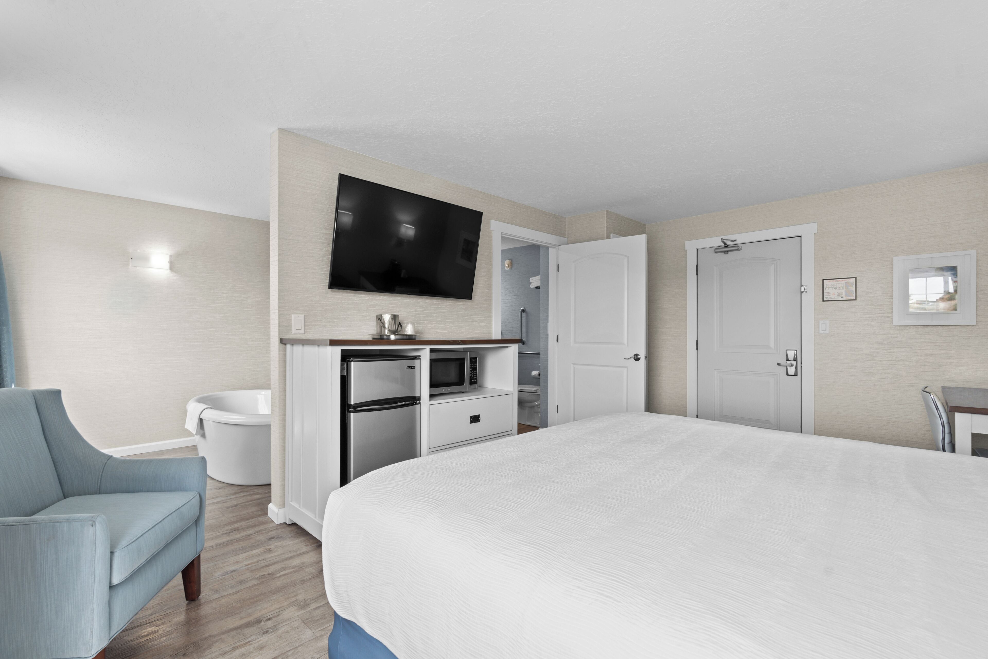 1 bedroom, desk, laptop workspace, blackout curtains