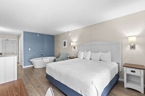 스탠다드룸, 킹사이즈침대 1개, 파티오, 호수 전망 (1st Floor Room ) | 책상, 노트북 작업 공간, 암막 커튼, 다리미/다리미판