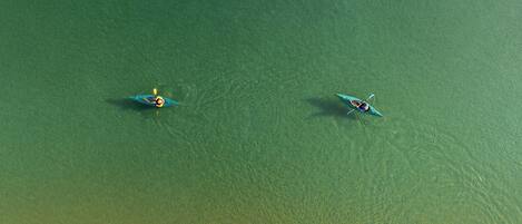 Dos kayaks sobre aguas tranquilas.