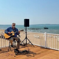 在海滩、沙滩椅、沙滩毛巾