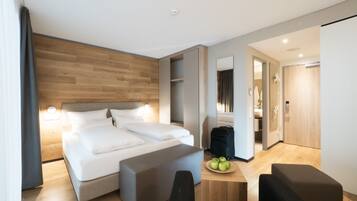 Hochwertige Bettwaren, Zimmersafe, Schreibtisch, Verdunkelungsvorhänge