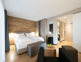 高档床上用品、客房内保险箱、办公桌、遮光窗帘