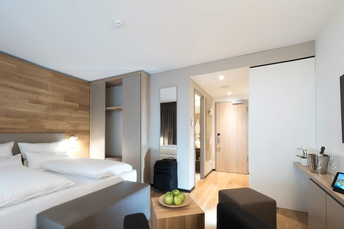 Luxe beddengoed, een kluis op de kamer, een bureau