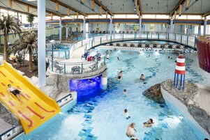 5 piscinas techadas, una piscina al aire libre