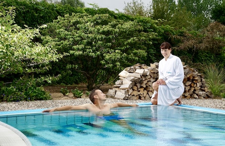 5 piscinas techadas, una piscina al aire libre