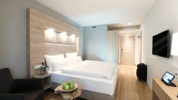 Hochwertige Bettwaren, Zimmersafe, Schreibtisch, Verdunkelungsvorhänge