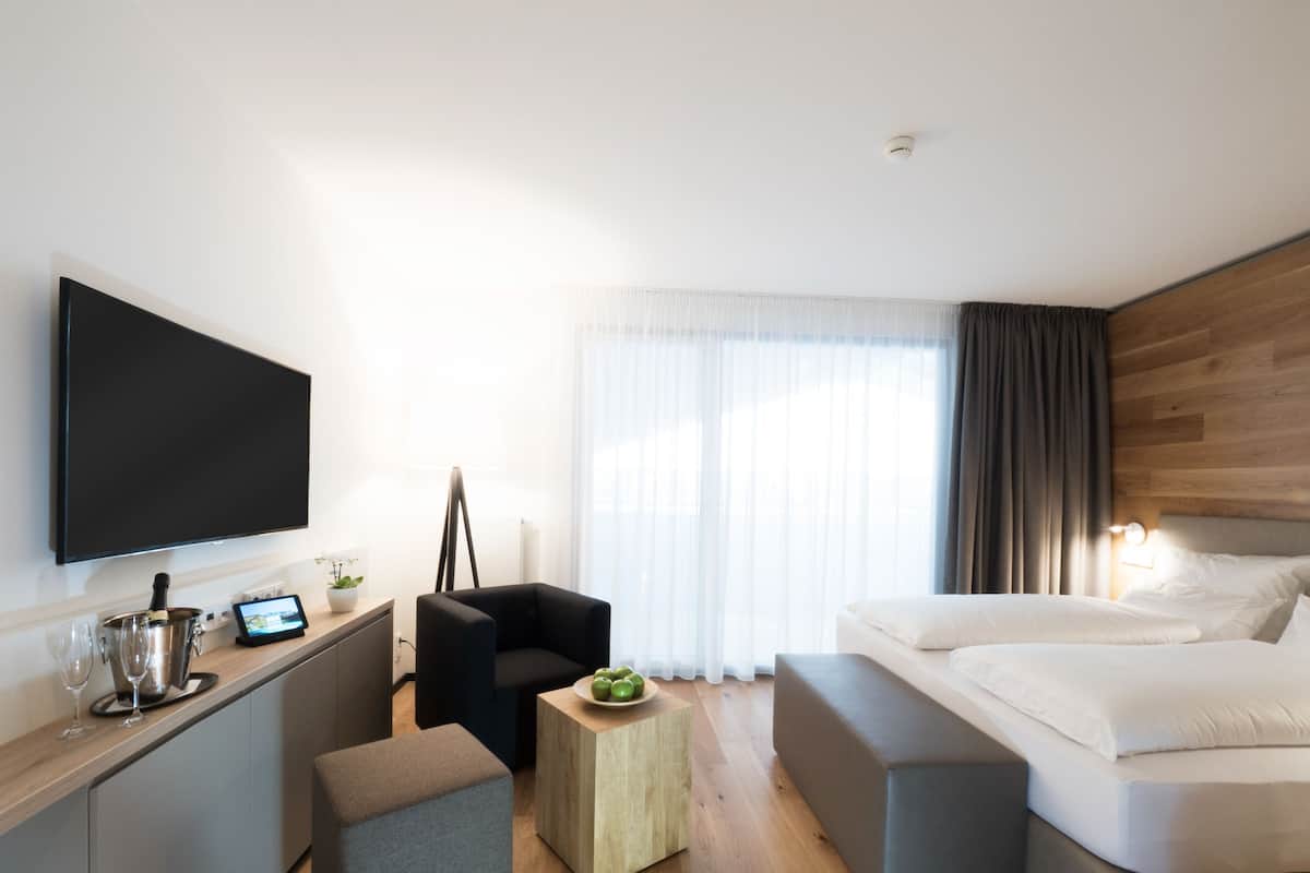 Luxe beddengoed, een kluis op de kamer, een bureau