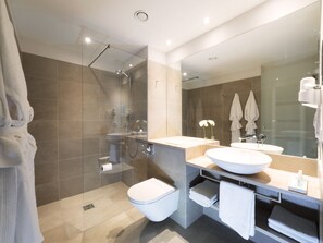 Dusche, kostenlose Toilettenartikel, Haartrockner, Handtücher
