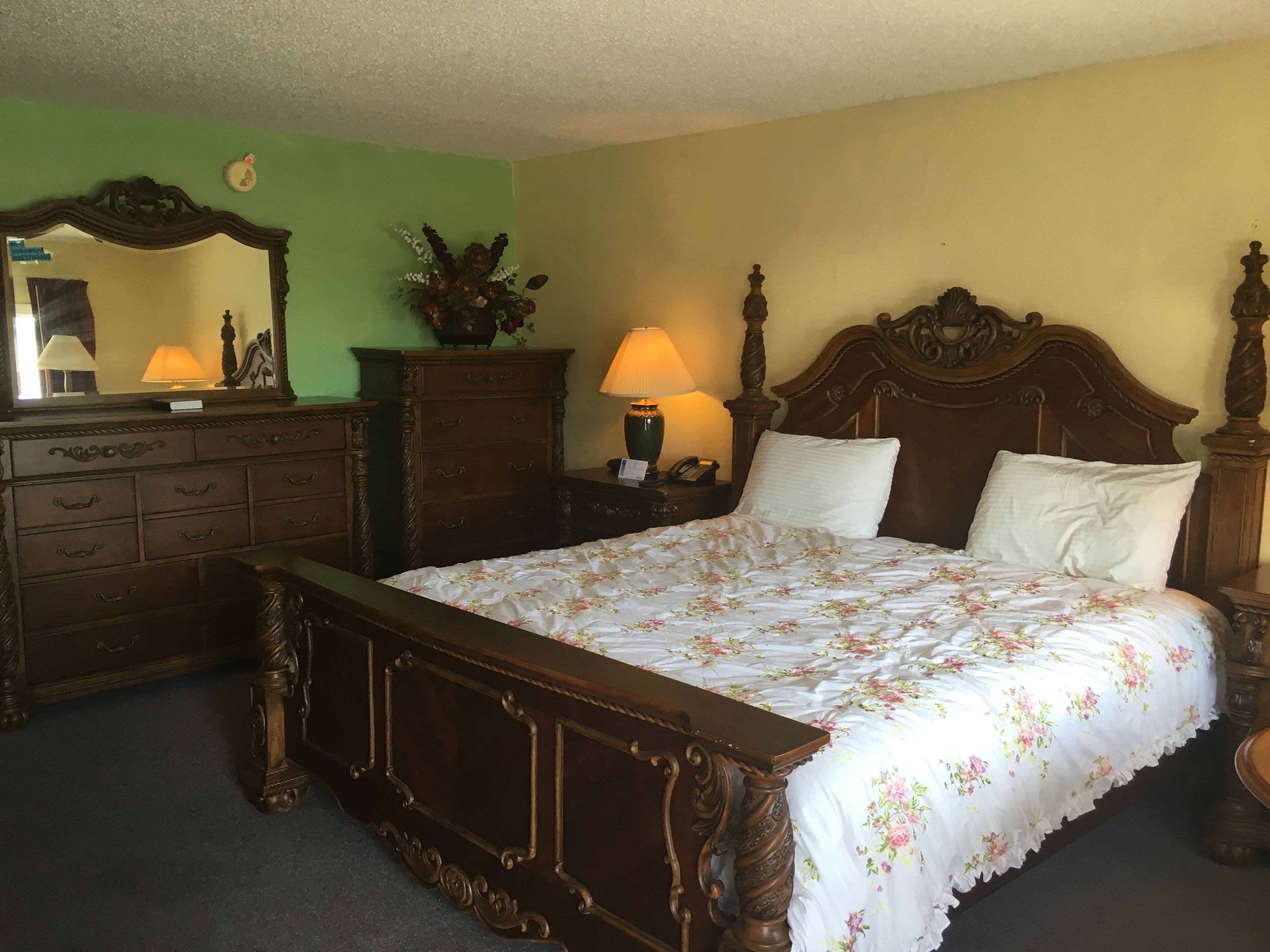 デスク、遮光カーテン、アイロン / アイロン台、WiFi (無料)