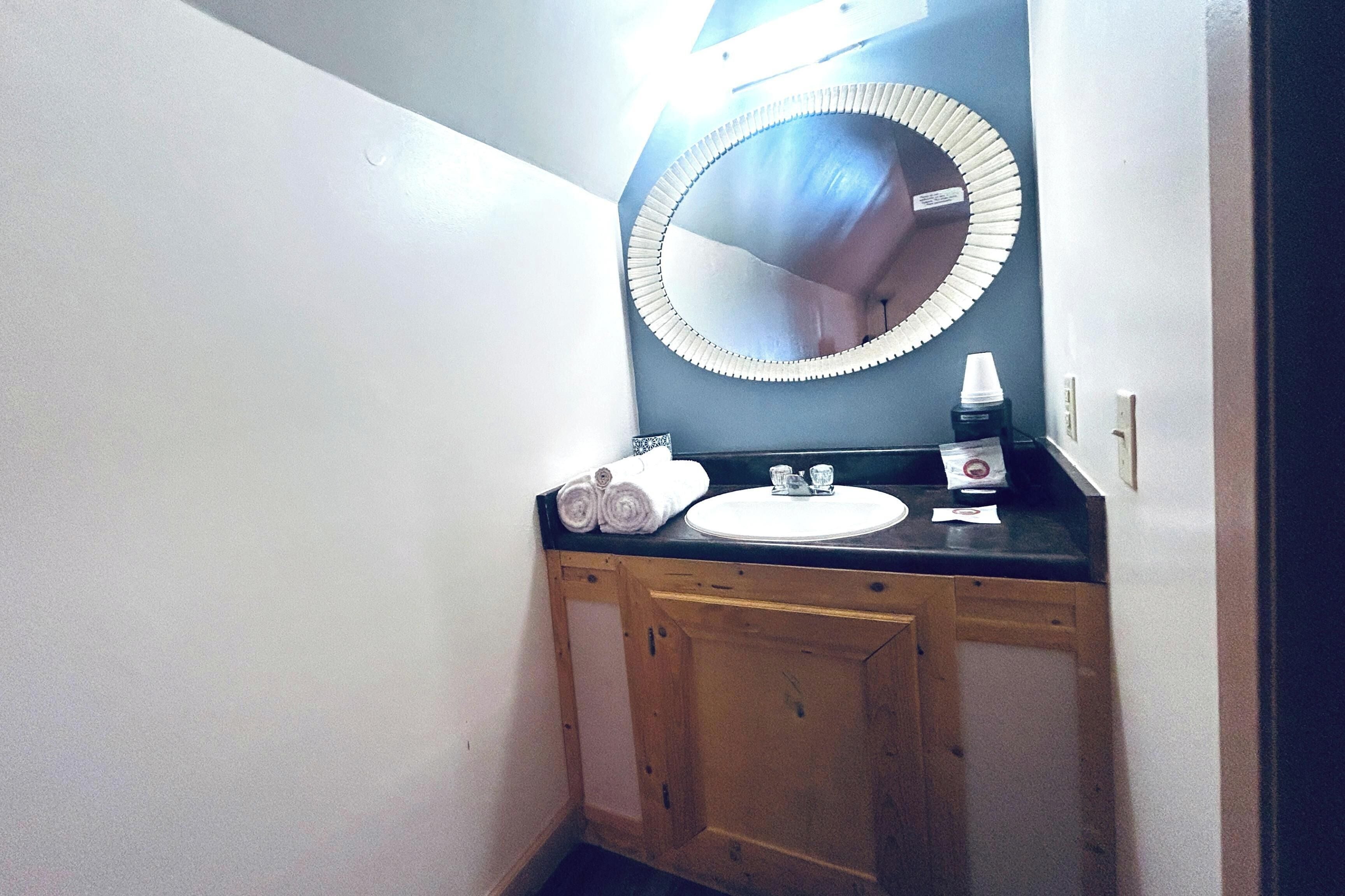 Articles de toilette gratuits, sèche-cheveux, serviettes fournies