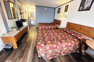Escritorio, tabla de planchar con plancha, wifi gratis y ropa de cama 