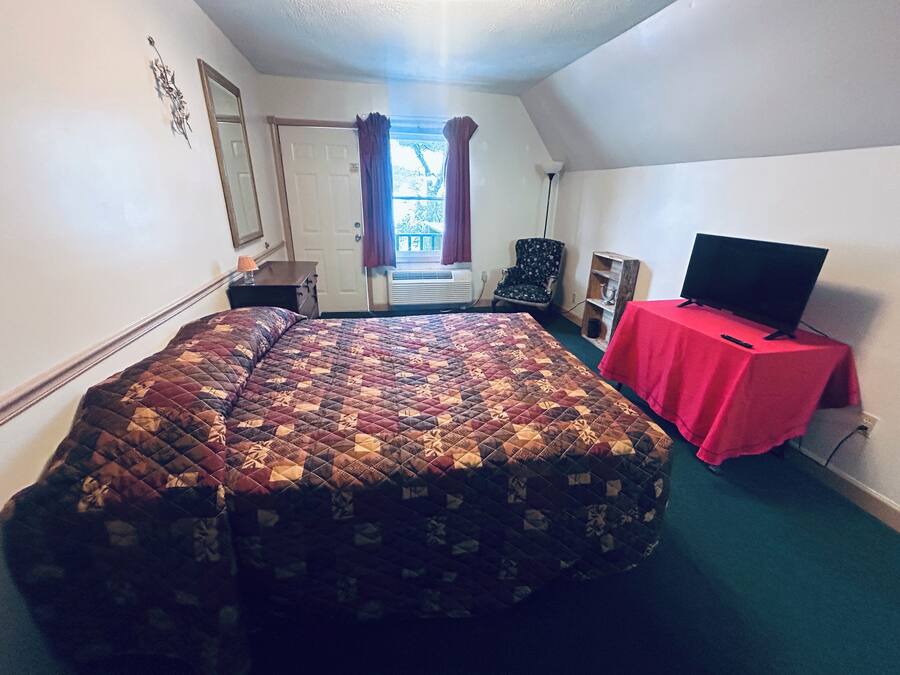 Room, 1 Queen Bed, Non Smoking | Desk, iron/ironing board, free WiFi, bed sheets
