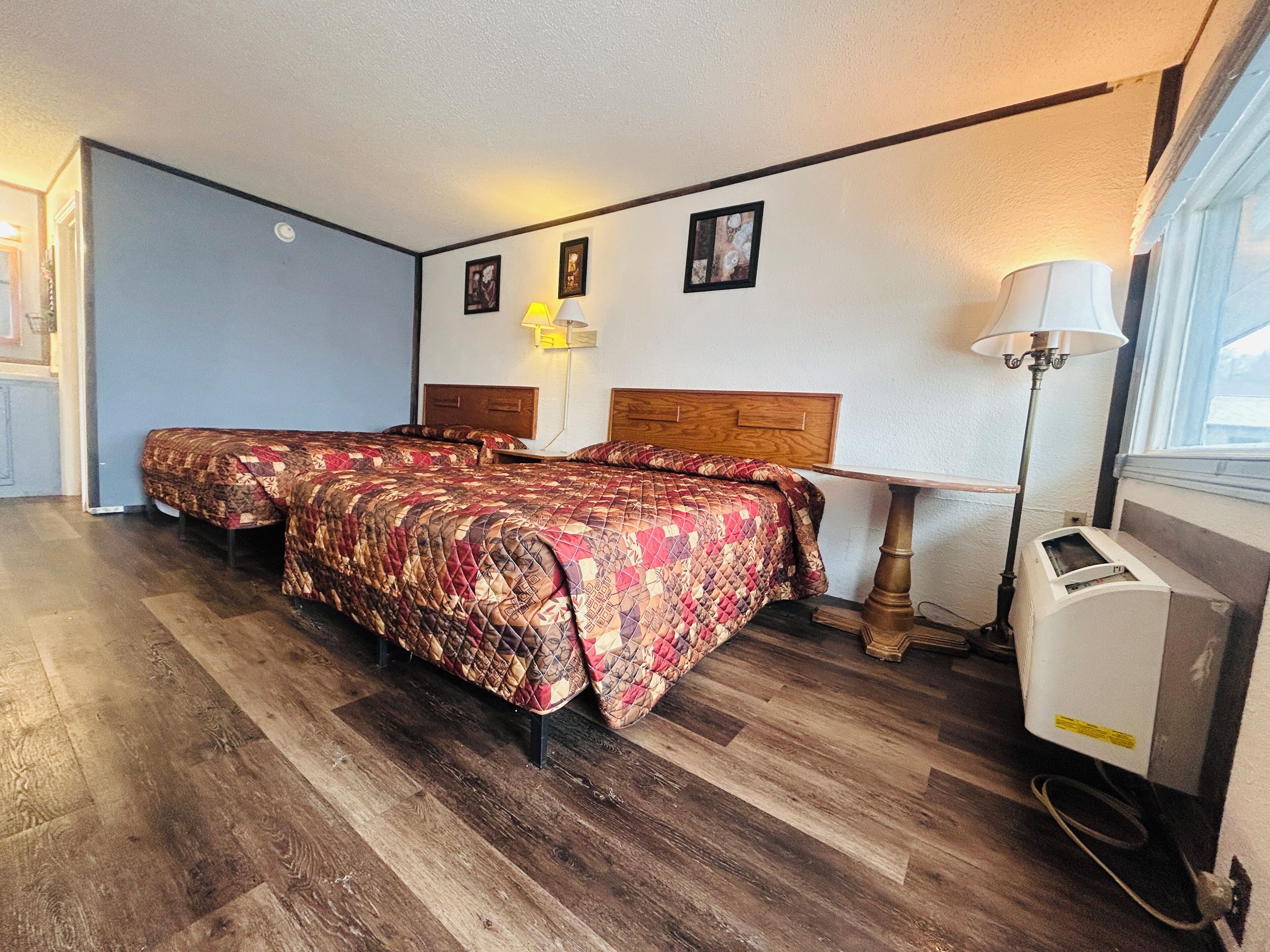 ルーム クイーンベッド 2 台 禁煙 | デスク、アイロン / アイロン台、WiFi (無料)、ベッドシーツ