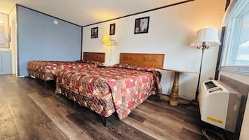 Zimmer, 2 Queen-Betten, Nichtraucher | Schreibtisch, Bügeleisen/Bügelbrett, kostenloses WLAN, Bettwäsche