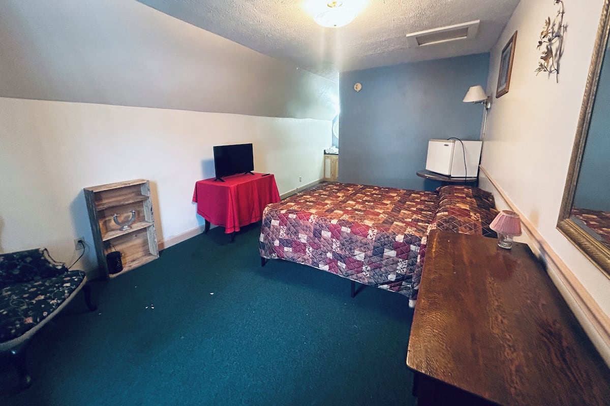 Rom, 1 queensize-seng, ikke-røyk | Skrivebord, strykejern/-brett, wi-fi (inkludert) og sengetøy