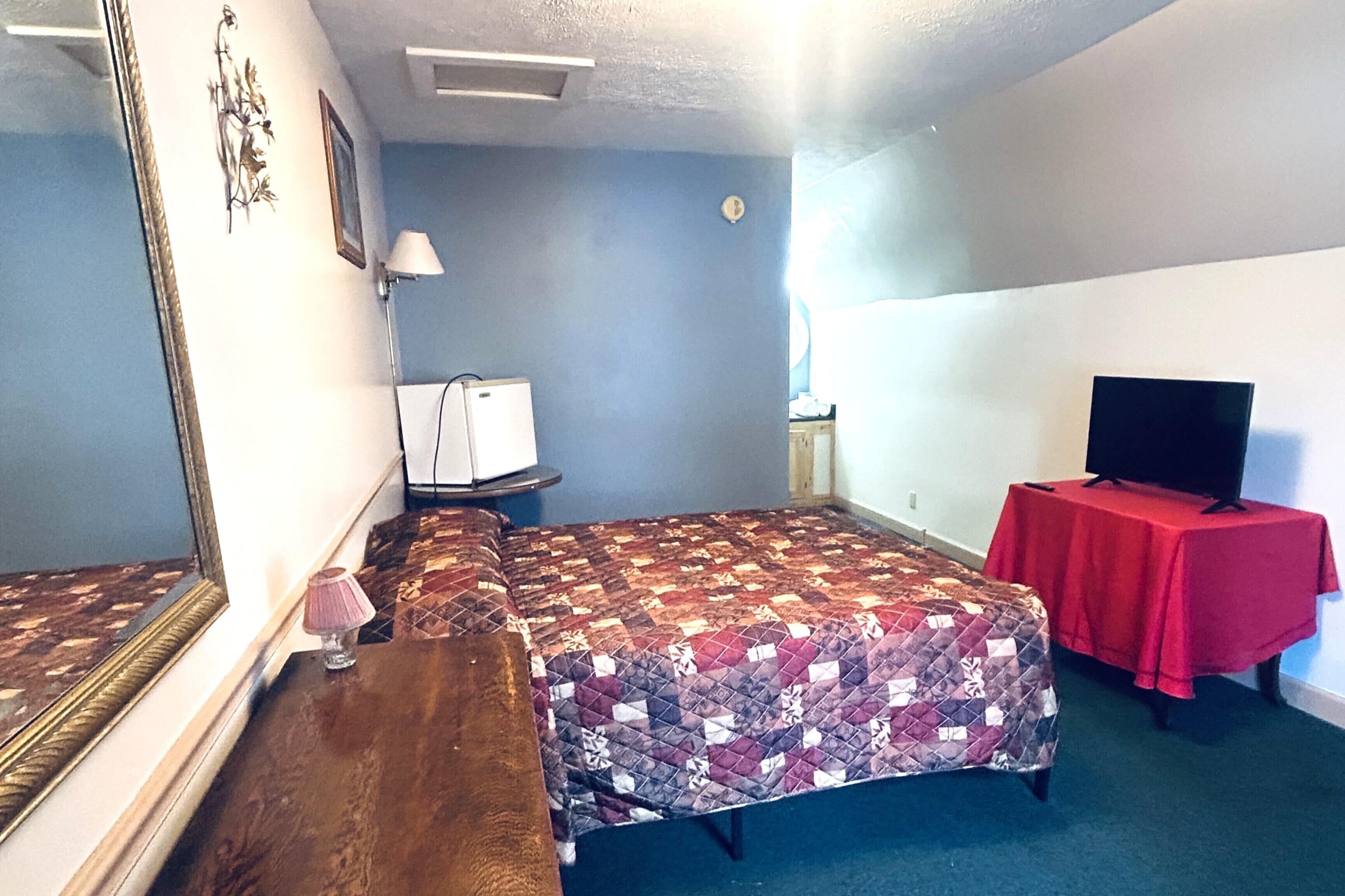 Chambre, 1 grand lit, non-fumeur | Bureau, fer et planche à repasser, accès au Wi-Fi (inclus)
