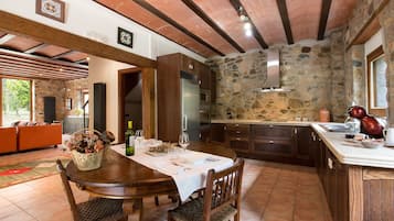 Villa, 3 Bedrooms, Terrace | Peralatan tempat tidur premium, peti besi dalam bilik, meja