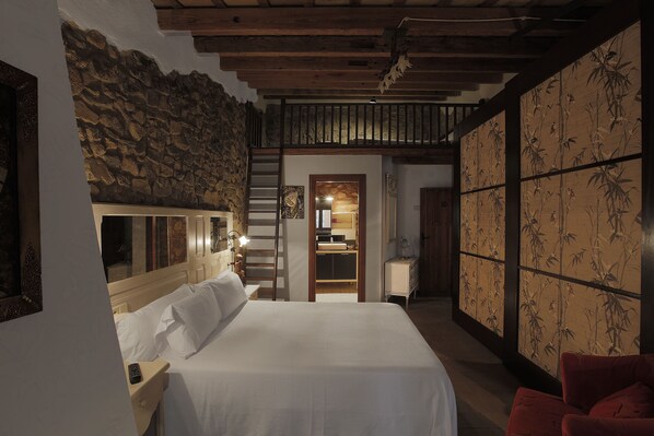 Habitación doble superior | Ropa de cama de alta calidad, caja fuerte, escritorio y cortinas opacas