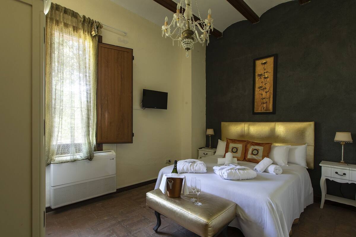 Family Room | Premium bedding, in-room safe, desk, blackout drapes