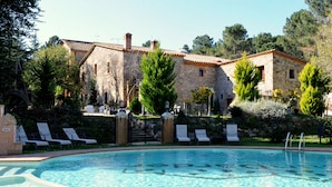 Una piscina al aire libre (de 09:00 a 20:00), sombrillas, tumbonas