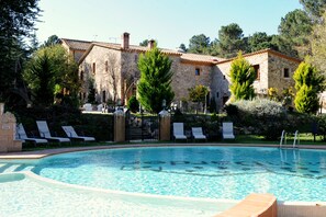 สระว่ายน้ำกลางแจ้ง เปิด 9:00 น. ถึง 20:00 น., ร่มริมสระว่ายน้ำ