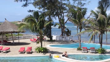2 piscinas al aire libre, sombrillas, sillones reclinables de piscina