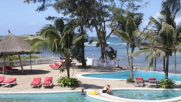 2 piscines extérieures, parasols de plage, chaises longues