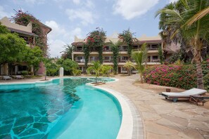 2 outdoor pools, pool umbrellas, sun loungers - Lily Palm Resort (Watamu)