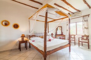 In-room safe, desk, free WiFi, bed sheets - Lily Palm Resort (Watamu)