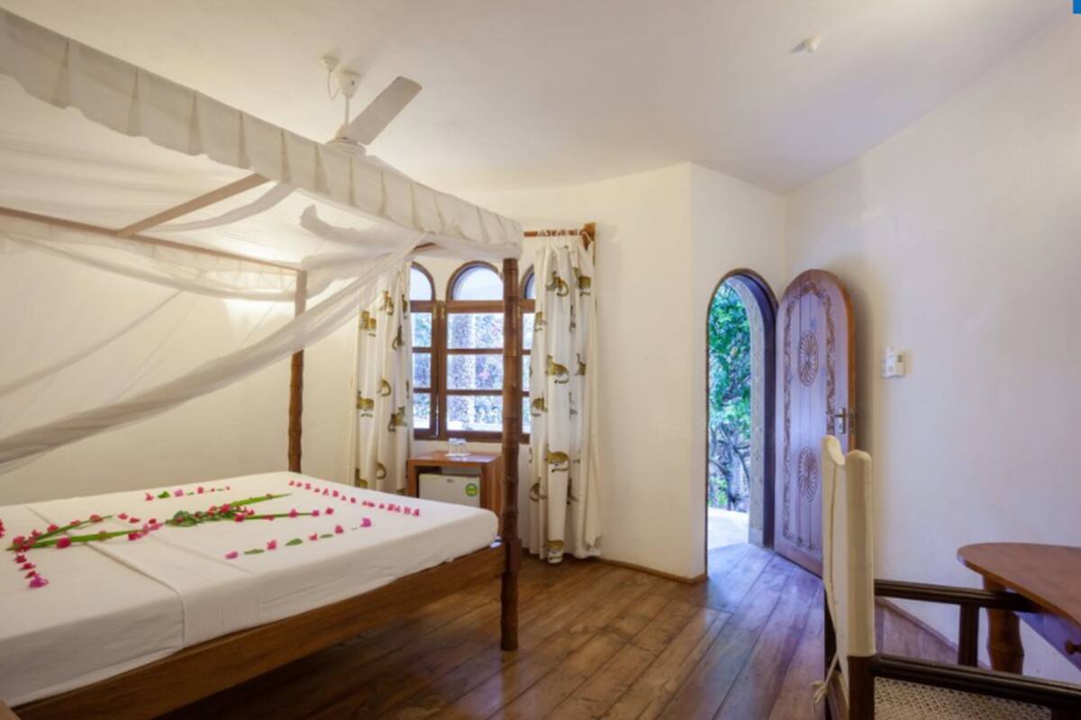 Comfort Double Room | In-room safe, desk, WiFi (free), bed sheets