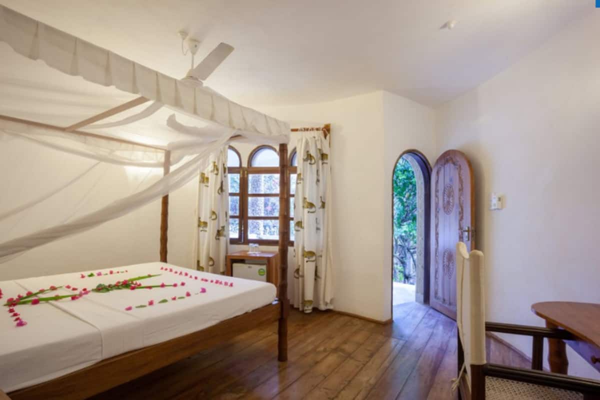 Comfort Double Room | In-room safe, desk, free WiFi, bed sheets