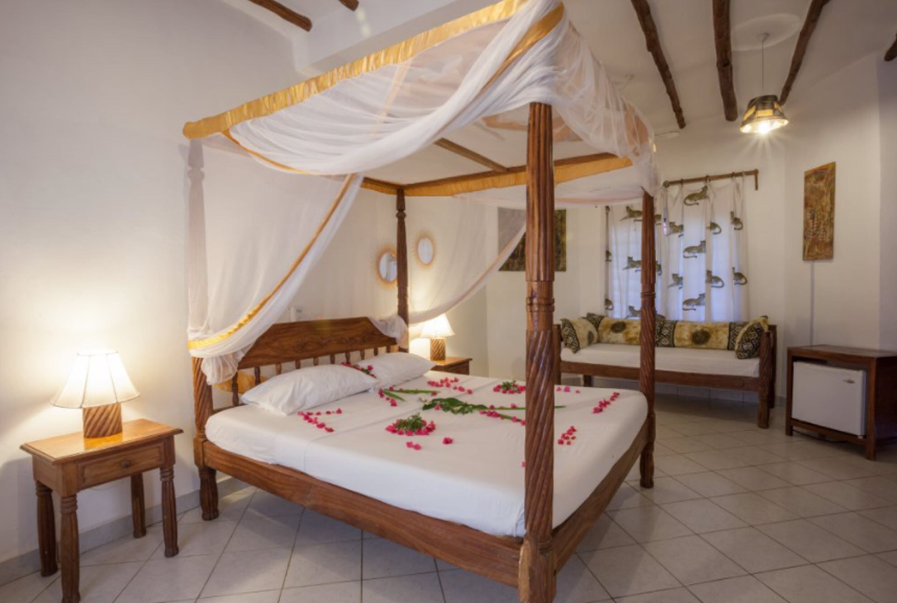 高級雙人房 | 客房內保險箱、書桌、免費無線上網、床單