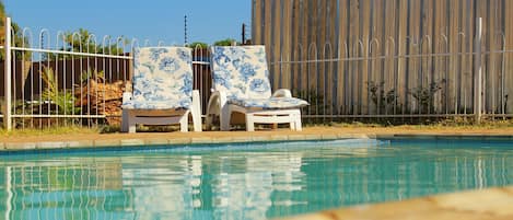 Piscine extérieure, chaises longues