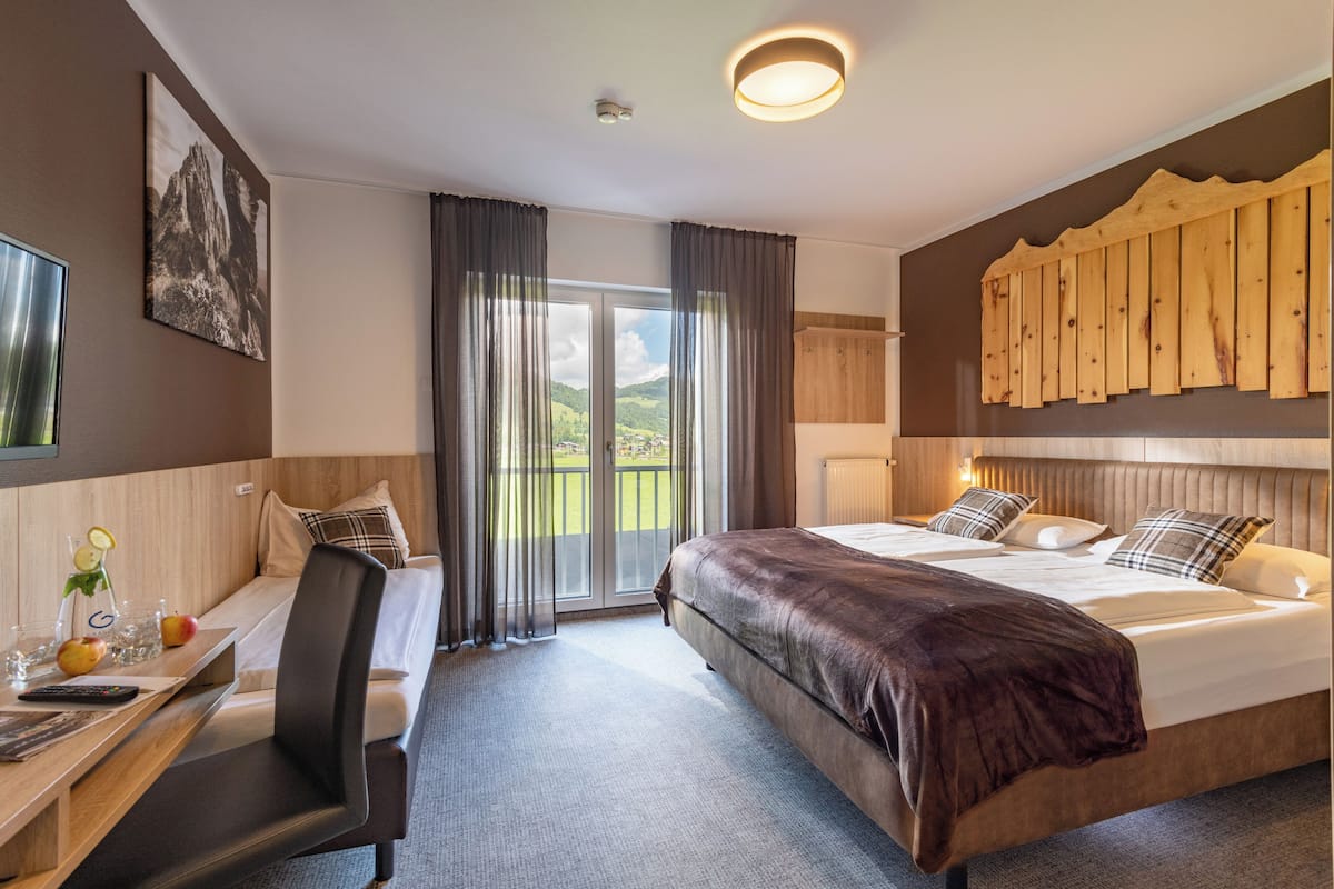 Comfort Doppelzimmer mit Terrasse | 1 slaapkamer, een kluis op de kamer, een bureau, geluiddichte muren