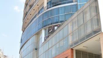 Vista frontal de la propiedad