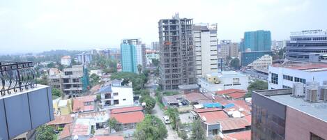 Un paisaje urbano con diversos edificios, incluyendo una obra en construcción, zonas residenciales y edificios comerciales.