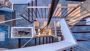 Una escalera moderna con barandilla de metal y vistas del entorno.