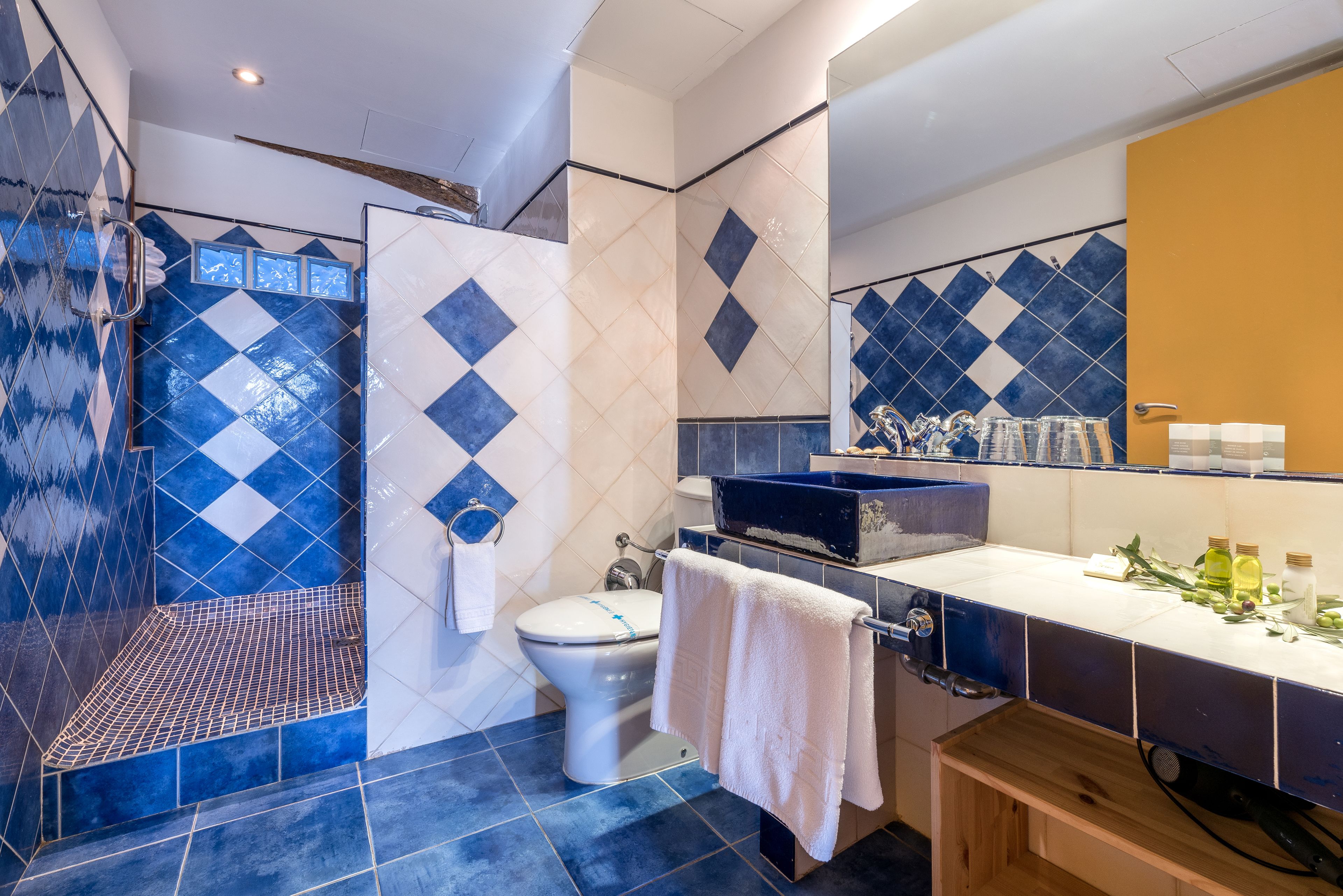 Un baño moderno con ducha, inodoro y zona de lavamanos.