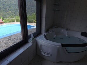 Bañera de hidromasaje interior