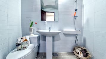 Villa (Tail A, Duplex) | Bathroom | Shower, free toiletries, hair dryer, slippers