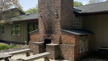 Chestnut Lodge Suite with 4 Bedrooms, Fireplace and Sitting area | Terraza o patio