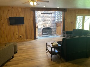 Chestnut Lodge Suite with 4 Bedrooms, Fireplace and Sitting area | Zona de estar | Televisión de 32 pulgadas con canales digitales, Hulu