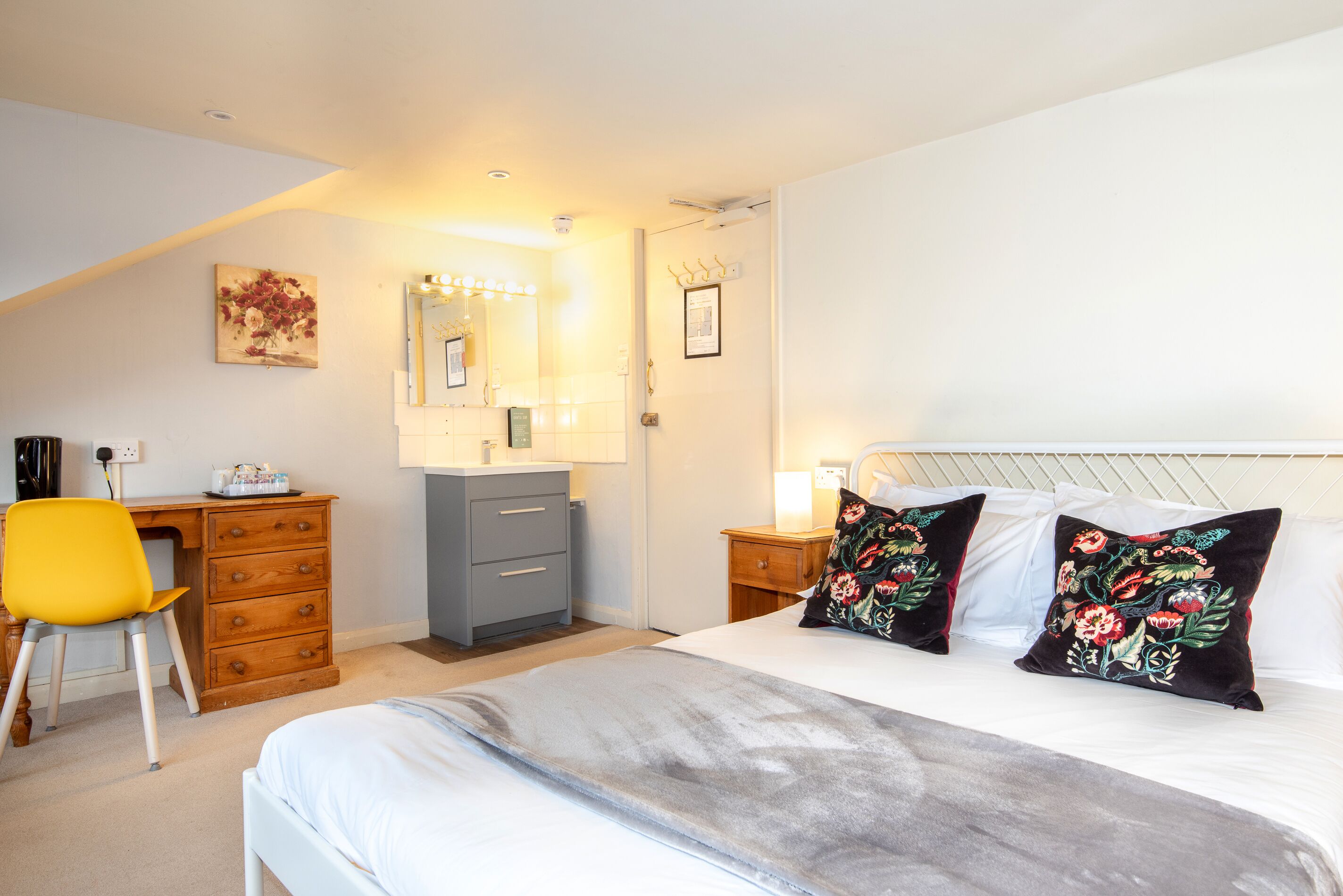 double room, shared bathroom (room with extra bed ) | 1 bedroom