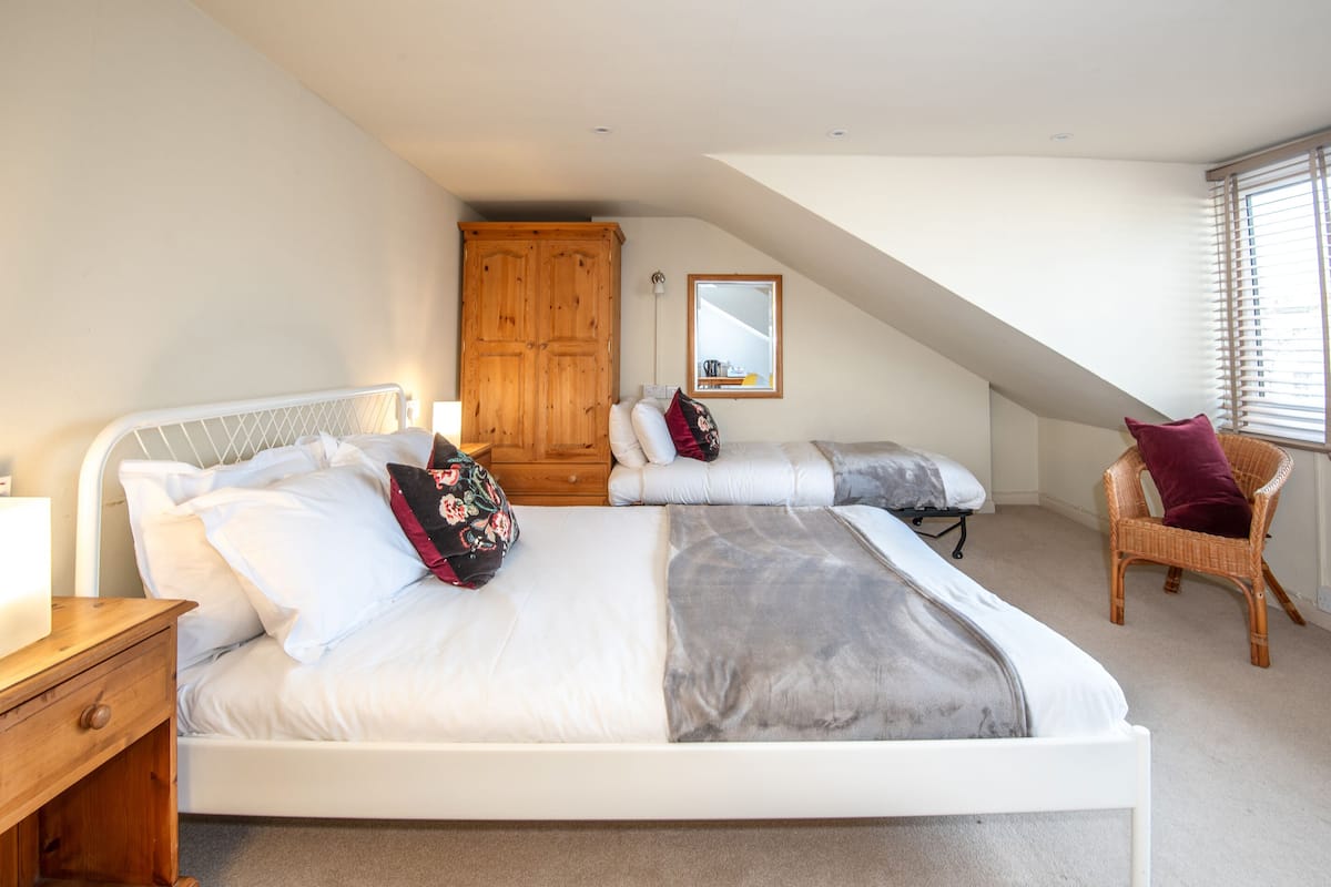 double room, shared bathroom (room with extra bed ) | 1 bedroom