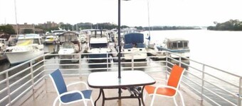 Houseboat Scorpius by SleepAfloat