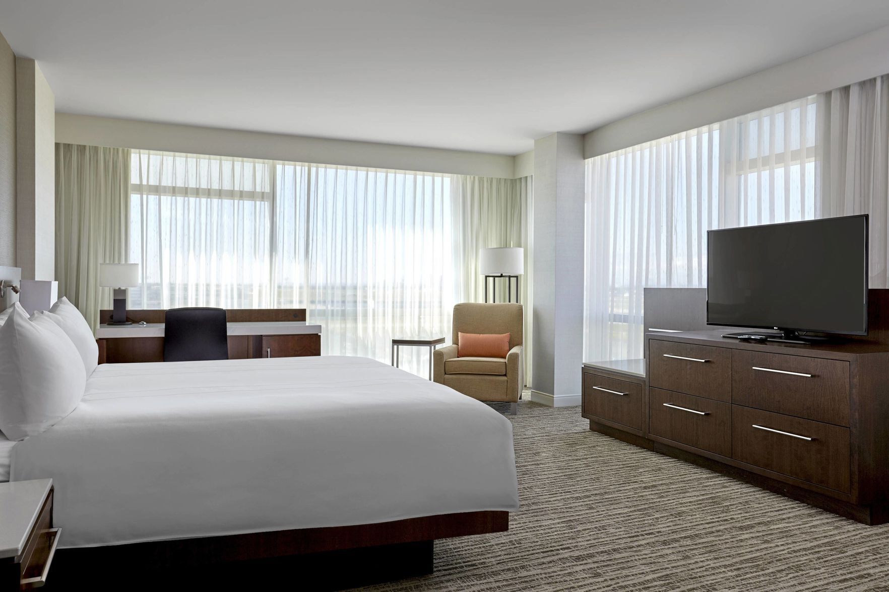 أغطية فراش متميزة وألحفة محشوة بالريش وخزنة داخل الغرفة ومكتب